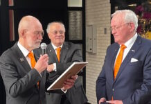 Huldiging vertrekkende bestuursleden