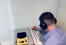 Stembureau voorzien van stemmal etc