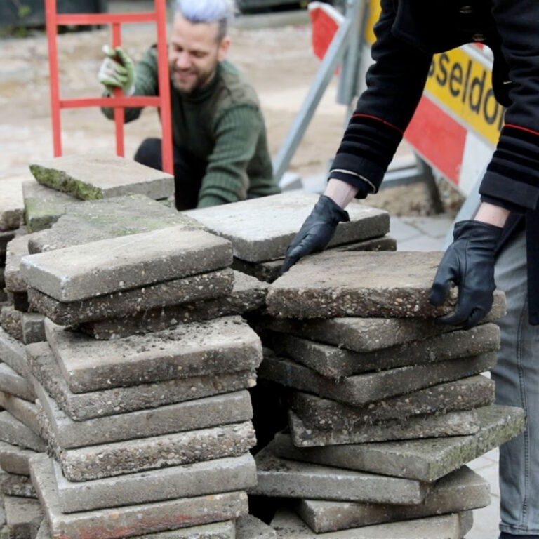 NK Tegelwippen komt tegels ophalen