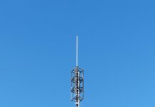 Bewaren tegen hoge zendmast van tafel geveegd