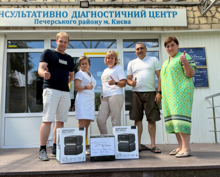 Hof van Twente-Kyiv schenkt drie batterijen aan Oekraïens ziekenhuis