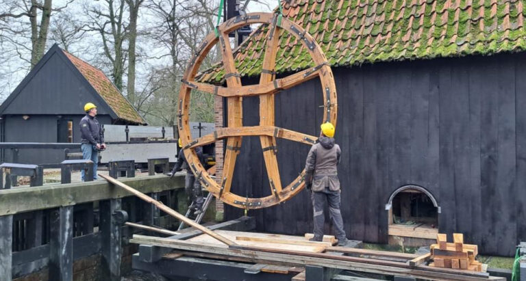 Noordmolen Twickel krijgt nieuw waterrad: renovatie in volle gang