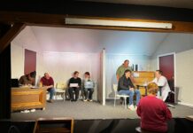 Stokkum’s Toneel brengt hilarisch blijspel ‘De Geweldige Dokter Paul’