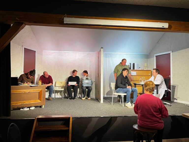 Stokkum’s Toneel brengt hilarisch blijspel ‘De Geweldige Dokter Paul’