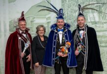 Hof van Twente klaar voor carnaval: prinsen ontmoeten burgemeester voor sleuteloverdracht
