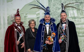 Hof van Twente klaar voor carnaval: prinsen ontmoeten burgemeester voor sleuteloverdracht