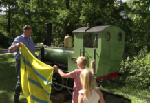 Bello 1105 herleeft: replica van iconisch treintje feestelijk onthuld in Diepenheim