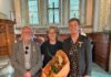 Koninklijke waardering voor twee trouwe vrijwilligers Anglicaanse Kerk Twente