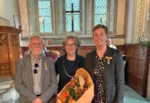 Koninklijke waardering voor twee trouwe vrijwilligers Anglicaanse Kerk Twente