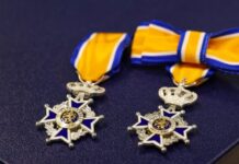 Oranjeborrel voor gedecoreerden: proost op 25 jaar Hof van Twente!