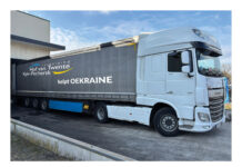 Volle vrachtwagen hulpgoederen op weg naar Oekraïne