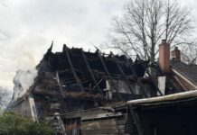 Grote brand verwoest rieten dak evenementenlocatie De Tasca in Markelo