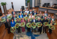 Nieuwe gemeenteraad van gemeente Hof van Twente geïnstalleerd: 25 raadsleden beëdigd in volle raadszaal