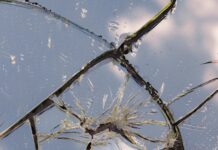 Ruit in Delden vernield door vuurwerk