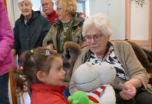 Oud en jong ontmoeten elkaar: Franje bezoekt Kind Centrum Heeckeren