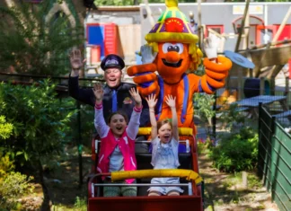 Lokale kerken en gemeente bieden kinderen met een krappe beurs een dagje pretpark aan
