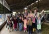 Schoolklassen gaan ‘de boer op’ tijdens ‘Week voor de Gezonde Jeugd’ Foto bij het nieuwsbericht Schoolklassen bezoeken de boer Week voor de gezonde jeugd 768x576