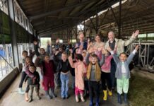 Schoolklassen gaan ‘de boer op’ tijdens ‘Week voor de Gezonde Jeugd’ Foto bij het nieuwsbericht Schoolklassen bezoeken de boer Week voor de gezonde jeugd 768x576