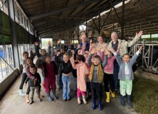 Schoolklassen gaan ‘de boer op’ tijdens ‘Week voor de Gezonde Jeugd’ Foto bij het nieuwsbericht Schoolklassen bezoeken de boer Week voor de gezonde jeugd 768x576