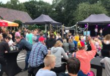 Hofstreek FM trekt deze zomer de campings op: verzoekjes, quizzen en spijkerbroekhangen Campingtour