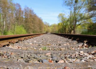 Bussen in plaats van treinen tussen Zutphen en Hengelo door hitte Spoorrails