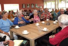 Gezellige middagen tijdens het Zomercafé voor ouderen in Markelo Zomercafefranjemarkelo