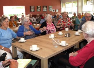 Gezellige middagen tijdens het Zomercafé voor ouderen in Markelo Zomercafefranjemarkelo