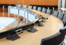 Hof van Twente biedt inwoners gratis cursus over gemeentepolitiek Raadszaalhvt