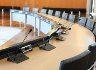 Hof van Twente biedt inwoners gratis cursus over gemeentepolitiek Raadszaalhvt