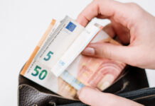 Bijeenkomst bij Doors Wide Open over budgetbeheer en voordelig huishouden Geld portemonnee