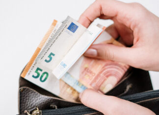 Bijeenkomst bij Doors Wide Open over budgetbeheer en voordelig huishouden Geld portemonnee