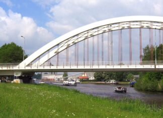 Geen vrachtschepen op Twentekanalen door watertekort; pleziervaart wel hervat Twentekanaal en haven goor