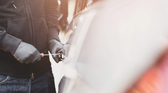 Diefstal uit auto’s in Rotterdam met bijna 30% gestegen; landelijk cijfer blijft stabiel