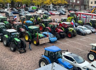 Boeren overhandigen brandbrief tegen stikstofplannen bij gemeentehuis in Goor Boerenactie03
