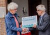 Wethouder reikt cheque uit tijdens jubileum Diepenheimse Zeskastelen Fietsroute Cheque