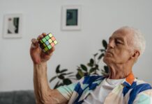 Kijken door de ogen van iemand met dementie tijdens Alzheimer Café Dementie