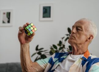 Kijken door de ogen van iemand met dementie tijdens Alzheimer Café Dementie