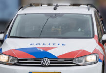 Man (24) blaast 8x de alcohollimiet bij controle, Politie vordert rijbewijs in Politieauto