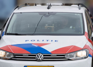 Man (24) blaast 8x de alcohollimiet bij controle, Politie vordert rijbewijs in Politieauto