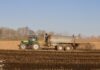 Agrariërs Hof van Twente bieden brandbrief aan vanwege zorgen over stikstofbeleid Trekker gier