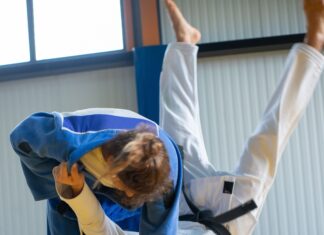 ‘Sport van de Maand’ brengt niet-sportende jeugd in Hof van Twente in beweging Vechtsport
