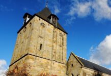 HofNoaberOrkest speelt muziek bij kunstwerken in de Oude Blasiuskerk OudeBlasiusDelden