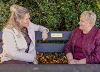 Bankjes in Hof van Twente nodigen uit tot gesprek over zelfdoding Bankjeshvt113